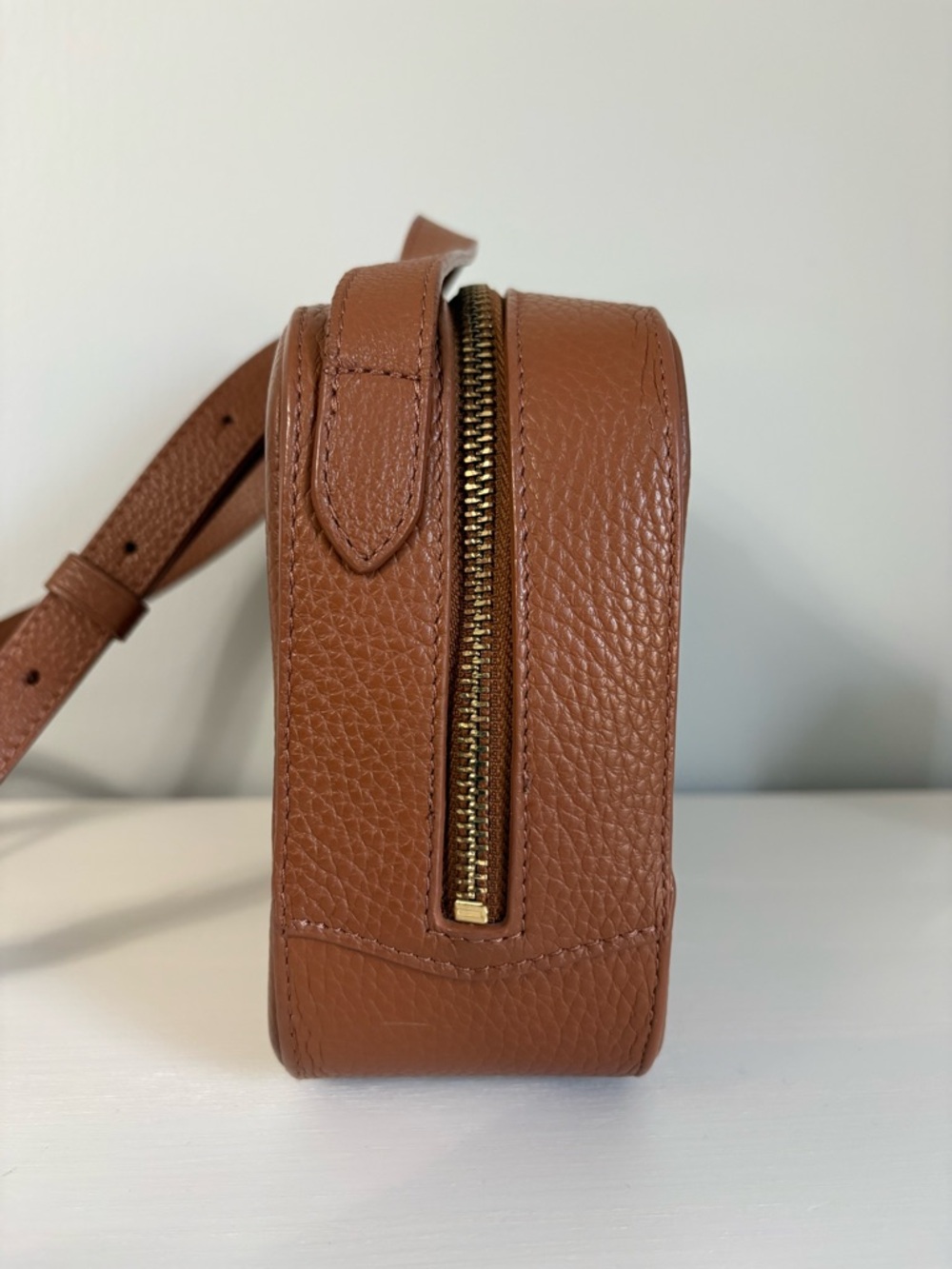 Cuyana Italian Pebbled Leather Camera Bag in Caramel | Minimalist Essential - Picture 6 of 9